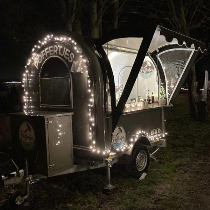Poffertjes-Foodtrailer im Weihnachtsglanz Poffertjes-Foodtrailer